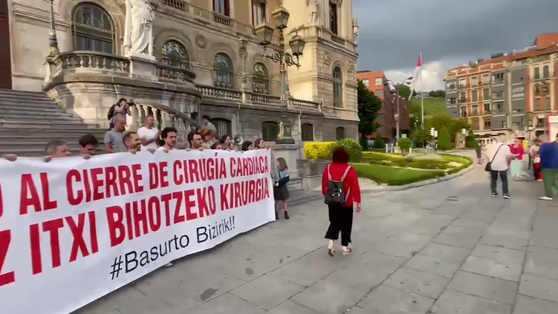 Sindikatuek manifestaziora joko dute ostiralean Basurtuko ospitalean Bihotzeko Kirurgiaren itxieraren aurka