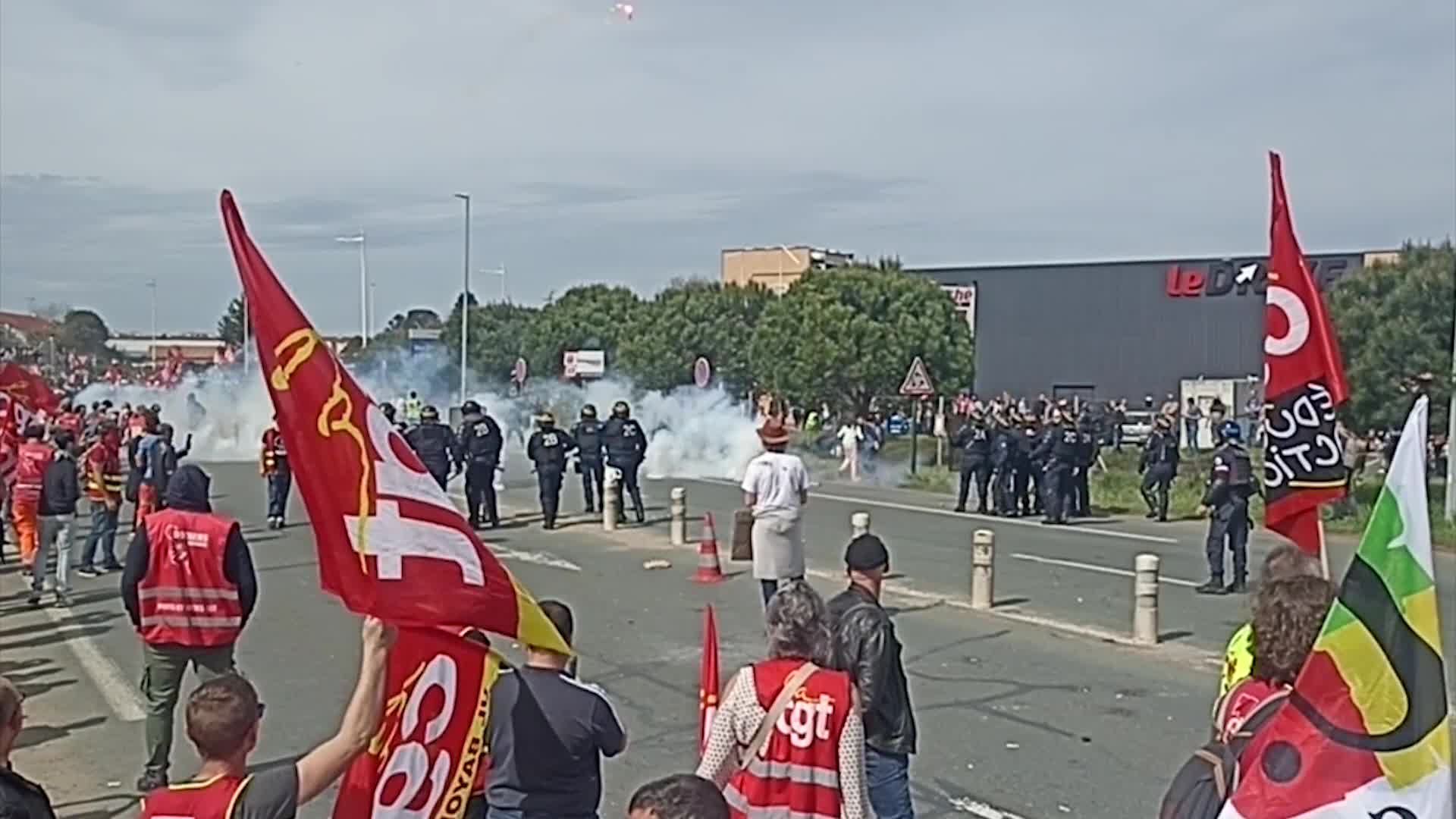 Gogor oldartu zaie polizia pentsioen erreformaren aurkako manifestariei Baionan